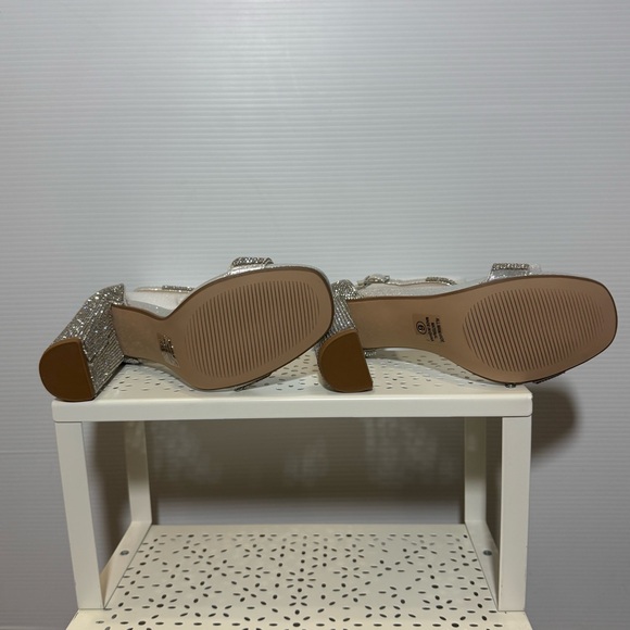 New With Box Delicious brand Shiner block-heel sandals in silver/clear, size 6 - Picture 8 of 11